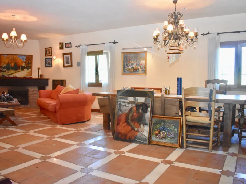 Beautiful 4 bedroom Detached Villa located on a superb plot of 6,500m2 with a large private pool & only 10 minutes from La Cala de Mijas!