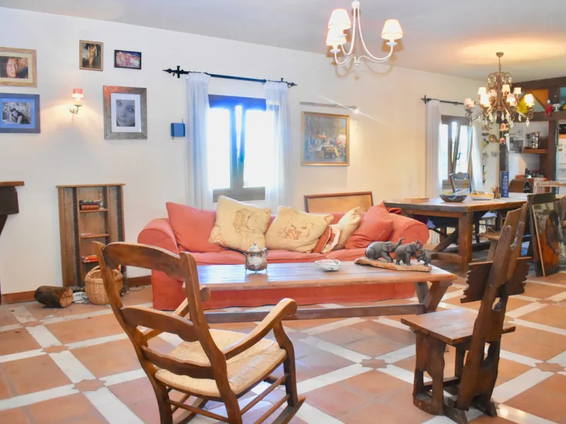 Beautiful 4 bedroom Detached Villa located on a superb plot of 6,500m2 with a large private pool & only 10 minutes from La Cala de Mijas!