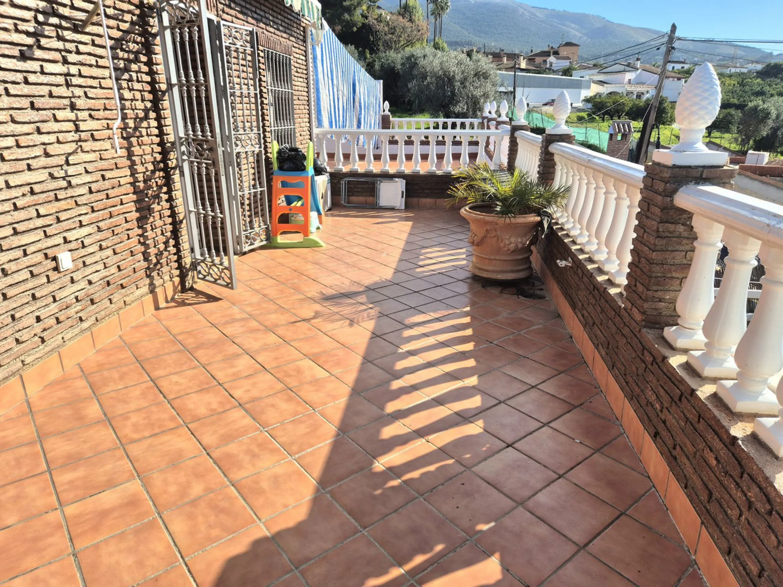 House - Semi-Detached House в продаже в Alhaurín el Grande, Málaga. В доме 4 спален и 3 ванных комнат. Площадь дома 180 м². Площадь участка 320 м²
