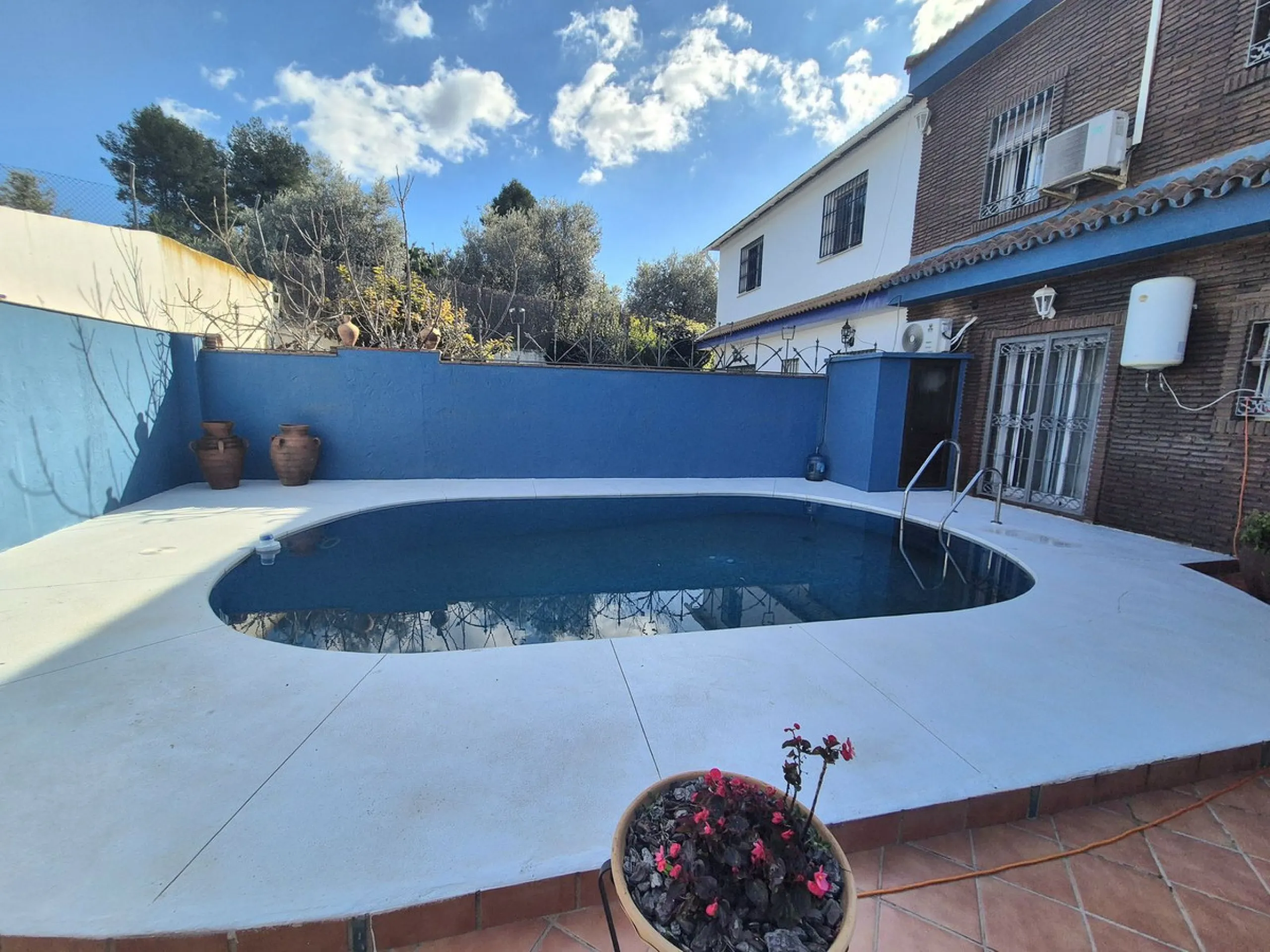 House - Semi-Detached House в продаже в Alhaurín el Grande, Málaga. В доме 4 спален и 3 ванных комнат. Площадь дома 180 м². Площадь участка 320 м²