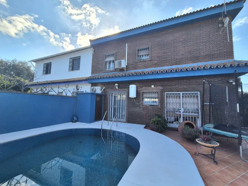 House - Semi-Detached House в продаже в Alhaurín el Grande, Málaga. В доме 4 спален и 3 ванных комнат. Площадь дома 180 м². Площадь участка 320 м²
