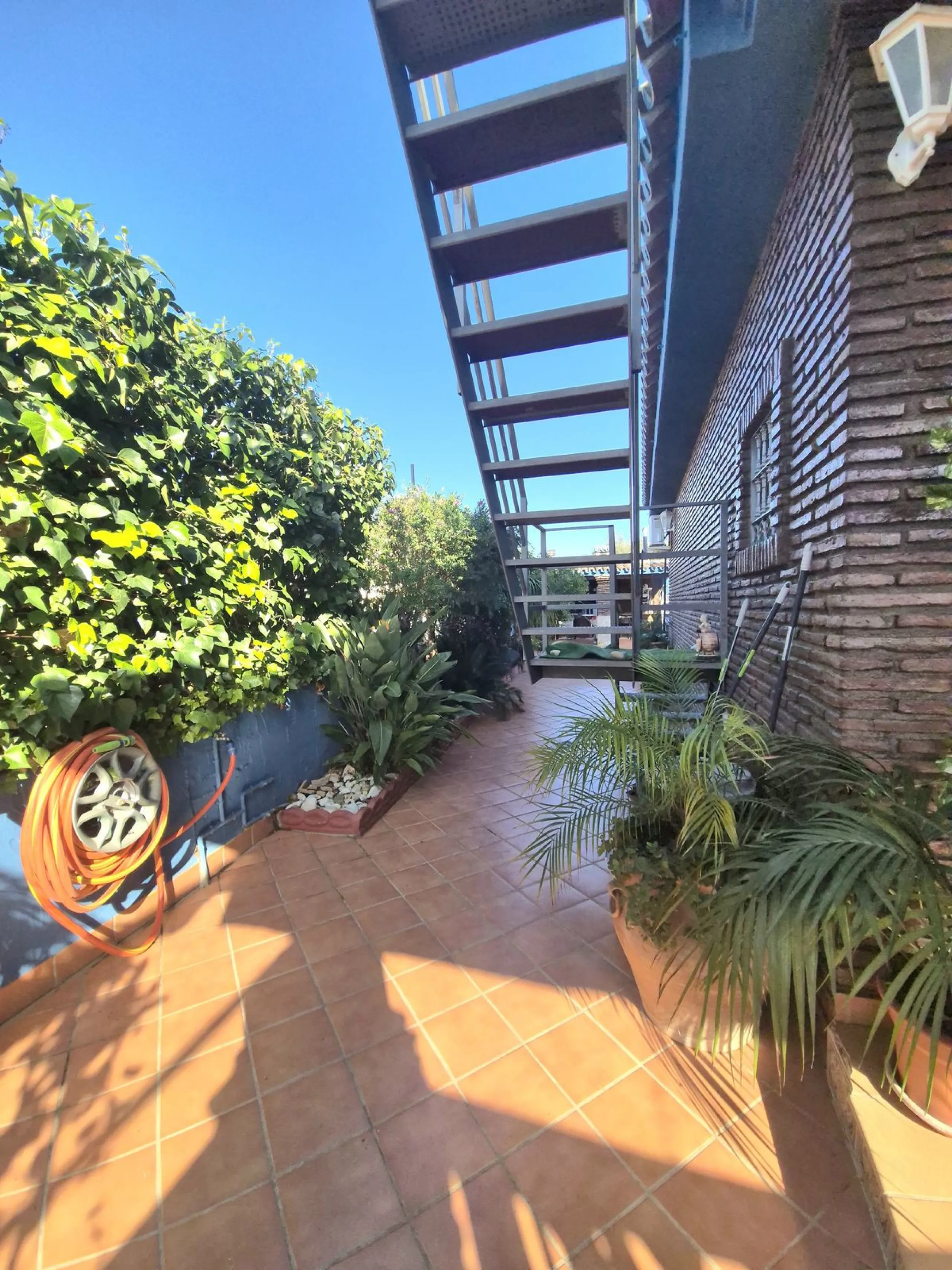 House - Semi-Detached House в продаже в Alhaurín el Grande, Málaga. В доме 4 спален и 3 ванных комнат. Площадь дома 180 м². Площадь участка 320 м²