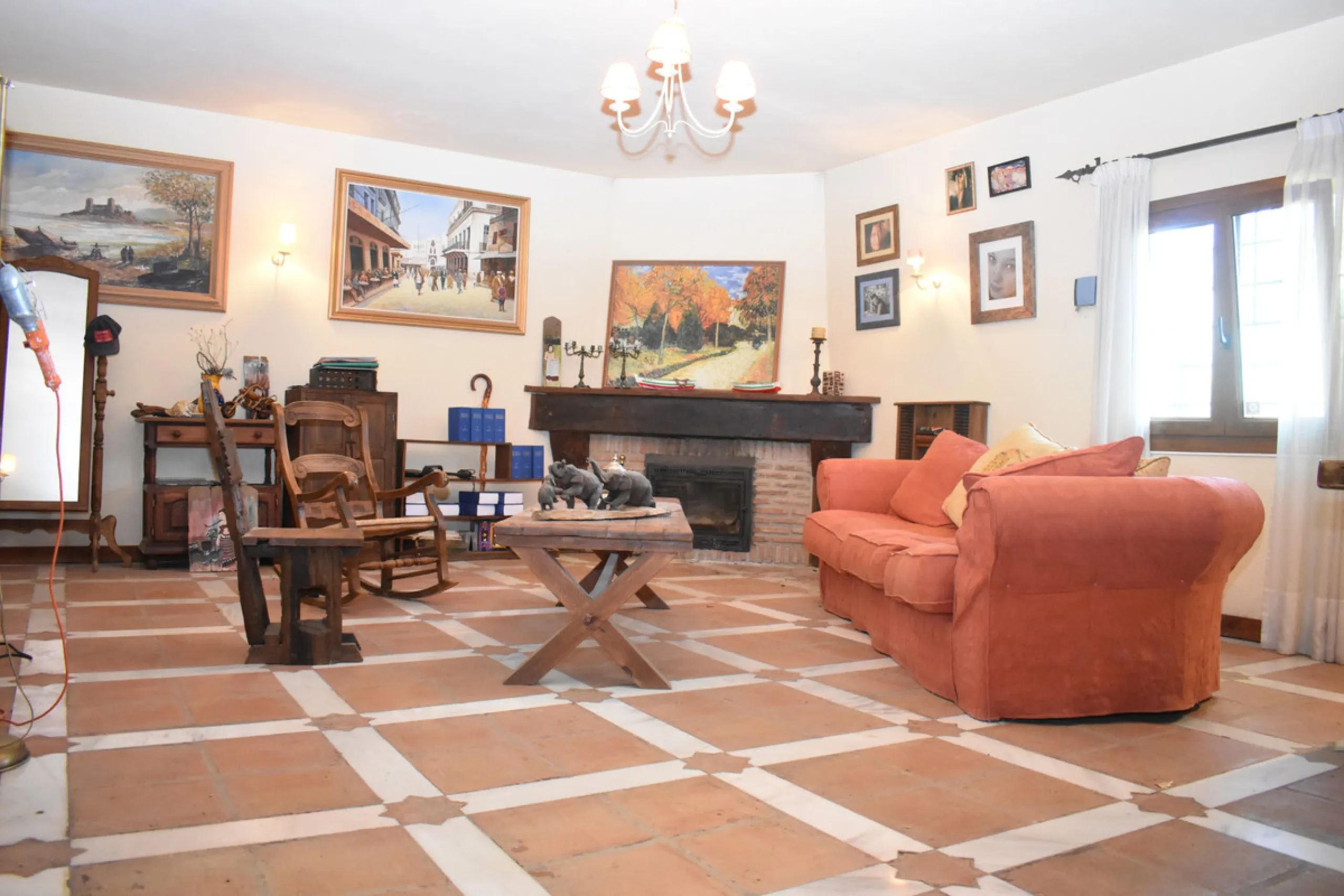 Beautiful 4 bedroom Detached Villa located on a superb plot of 6,500m2 with a large private pool & only 10 minutes from La Cala de Mijas!