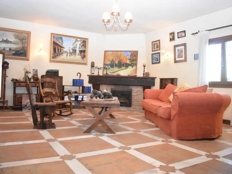 Beautiful 4 bedroom Detached Villa located on a superb plot of 6,500m2 with a large private pool & only 10 minutes from La Cala de Mijas!