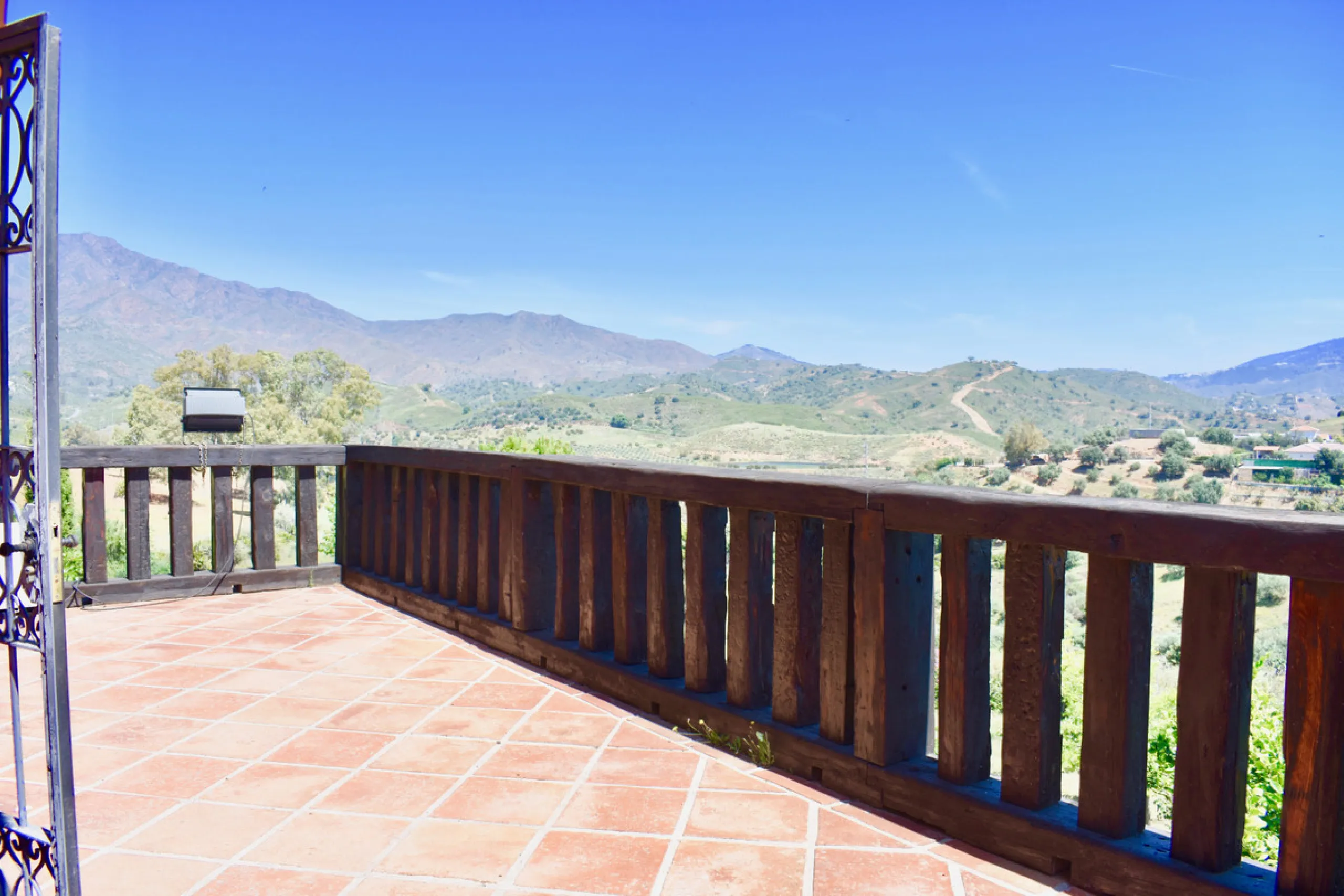 Beautiful 4 bedroom Detached Villa located on a superb plot of 6,500m2 with a large private pool & only 10 minutes from La Cala de Mijas!
