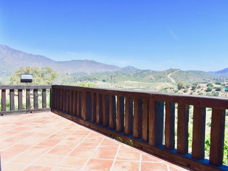 Beautiful 4 bedroom Detached Villa located on a superb plot of 6,500m2 with a large private pool & only 10 minutes from La Cala de Mijas!