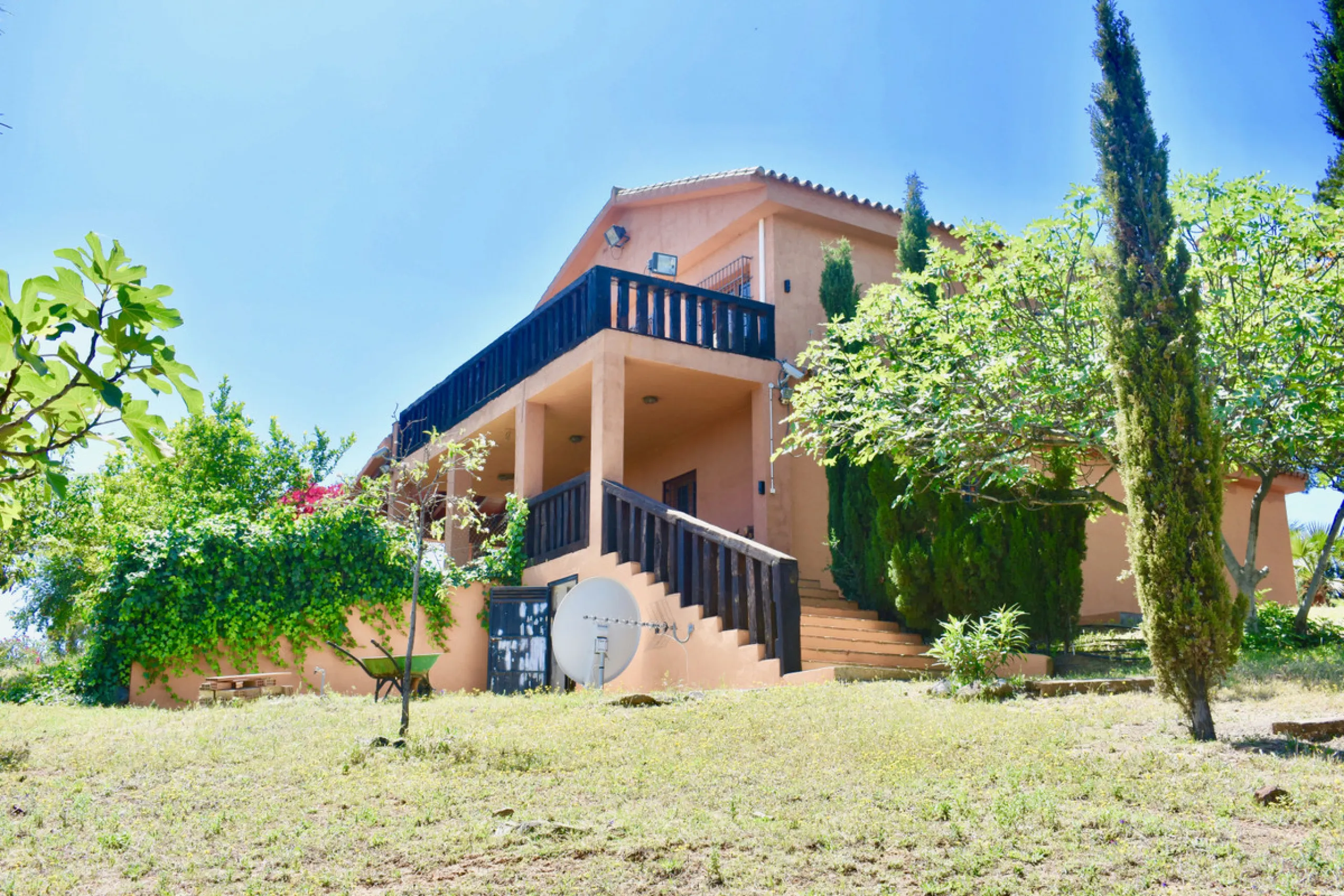 Beautiful 4 bedroom Detached Villa located on a superb plot of 6,500m2 with a large private pool & only 10 minutes from La Cala de Mijas!