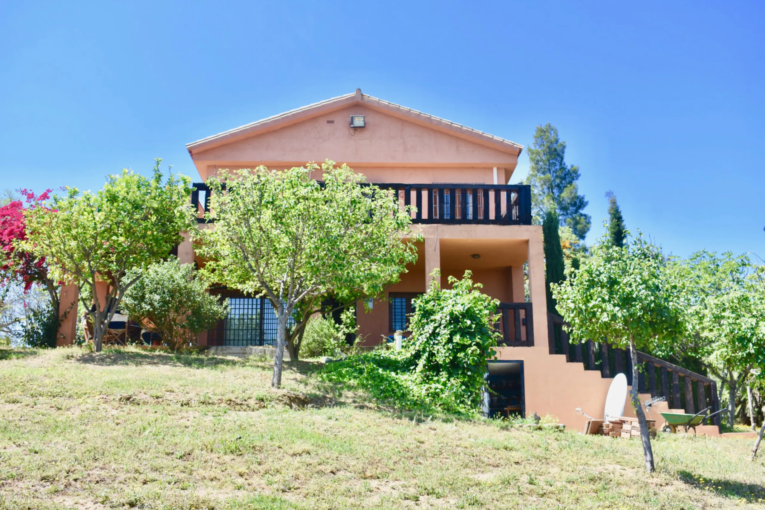 Beautiful 4 bedroom Detached Villa located on a superb plot of 6,500m2 with a large private pool & only 10 minutes from La Cala de Mijas!