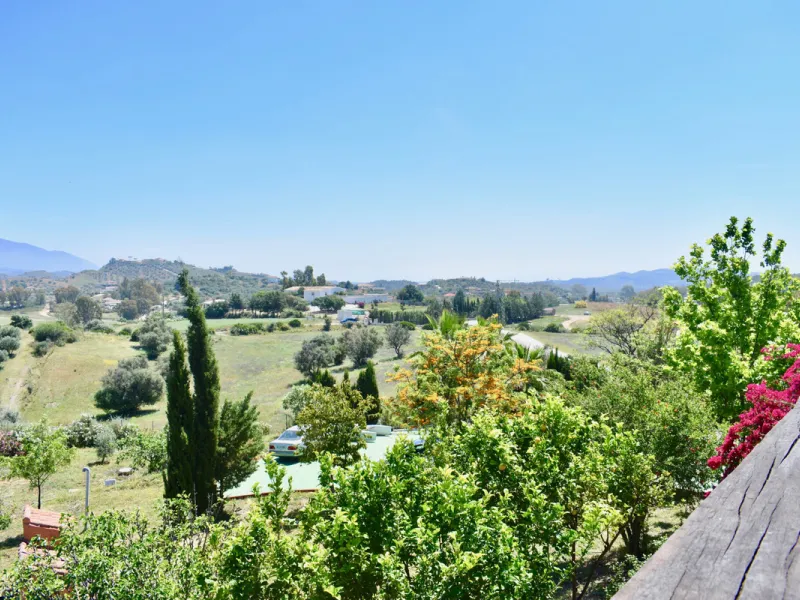 Beautiful 4 bedroom Detached Villa located on a superb plot of 6,500m2 with a large private pool & only 10 minutes from La Cala de Mijas!