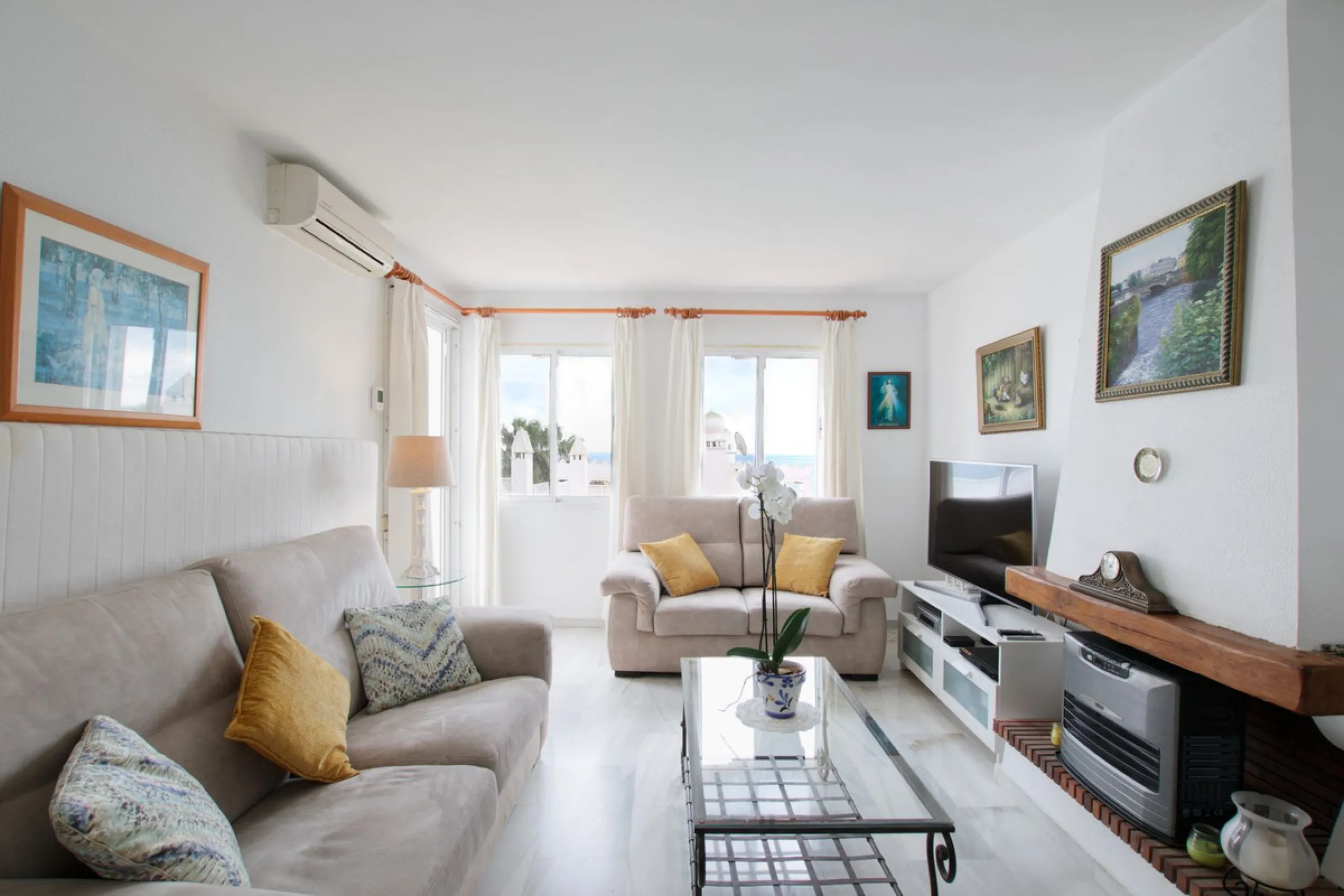 Corner penthouse for sale in one of the best beachfront developments in Mijas Costa, Calahonda. The apartment is on the first floor (no lift) and has 2 exterior bedrooms and 2 full bathrooms (with the possibility of easily converting it into 3 bedrooms), 