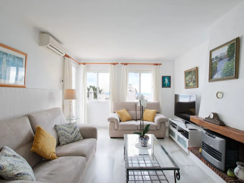 Corner penthouse for sale in one of the best beachfront developments in Mijas Costa, Calahonda. The apartment is on the first floor (no lift) and has 2 exterior bedrooms and 2 full bathrooms (with the possibility of easily converting it into 3 bedrooms), 