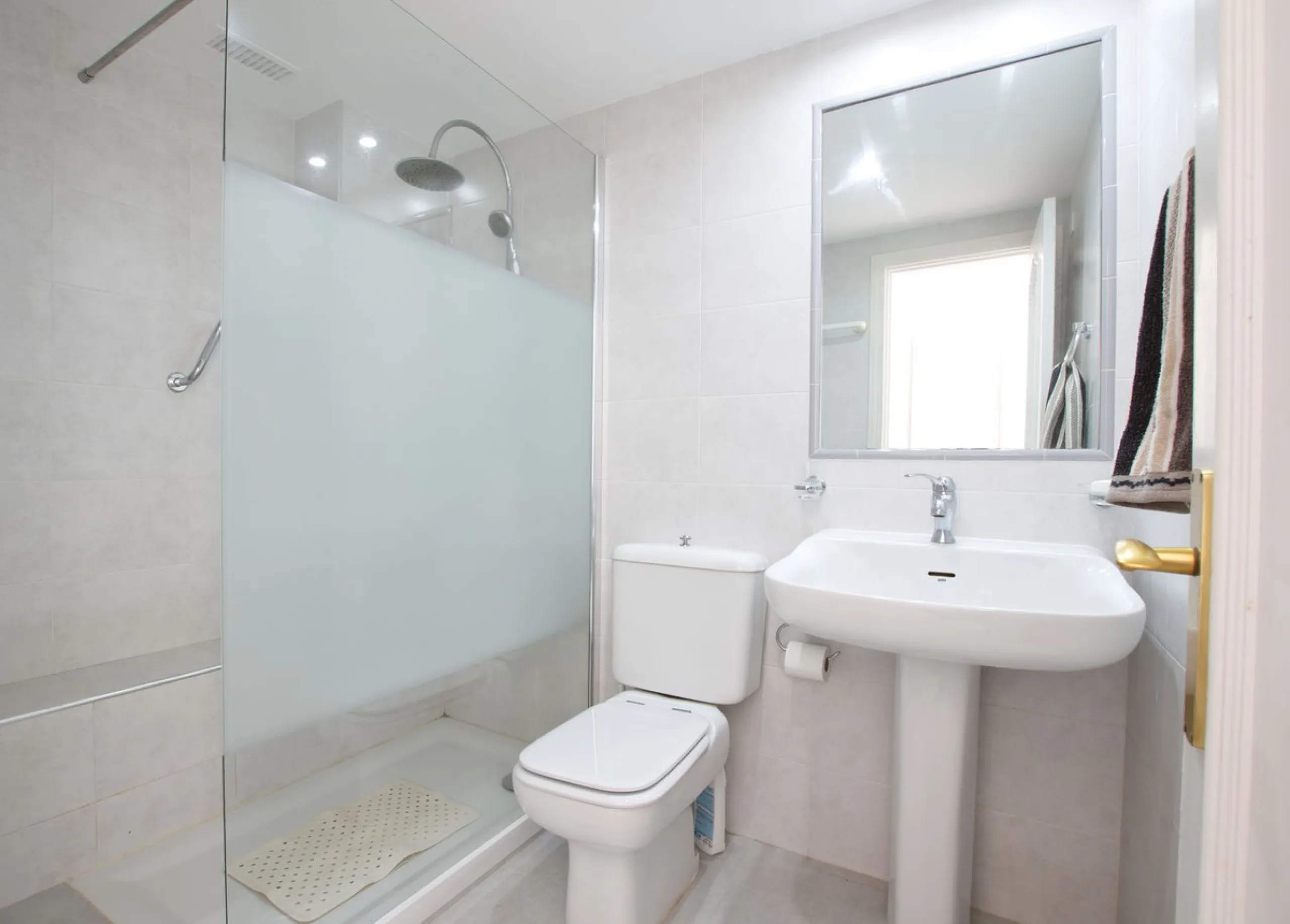 Corner penthouse for sale in one of the best beachfront developments in Mijas Costa, Calahonda. The apartment is on the first floor (no lift) and has 2 exterior bedrooms and 2 full bathrooms (with the possibility of easily converting it into 3 bedrooms), 