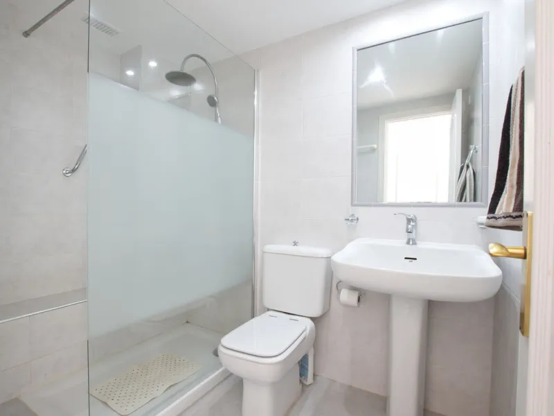 Corner penthouse for sale in one of the best beachfront developments in Mijas Costa, Calahonda. The apartment is on the first floor (no lift) and has 2 exterior bedrooms and 2 full bathrooms (with the possibility of easily converting it into 3 bedrooms), 