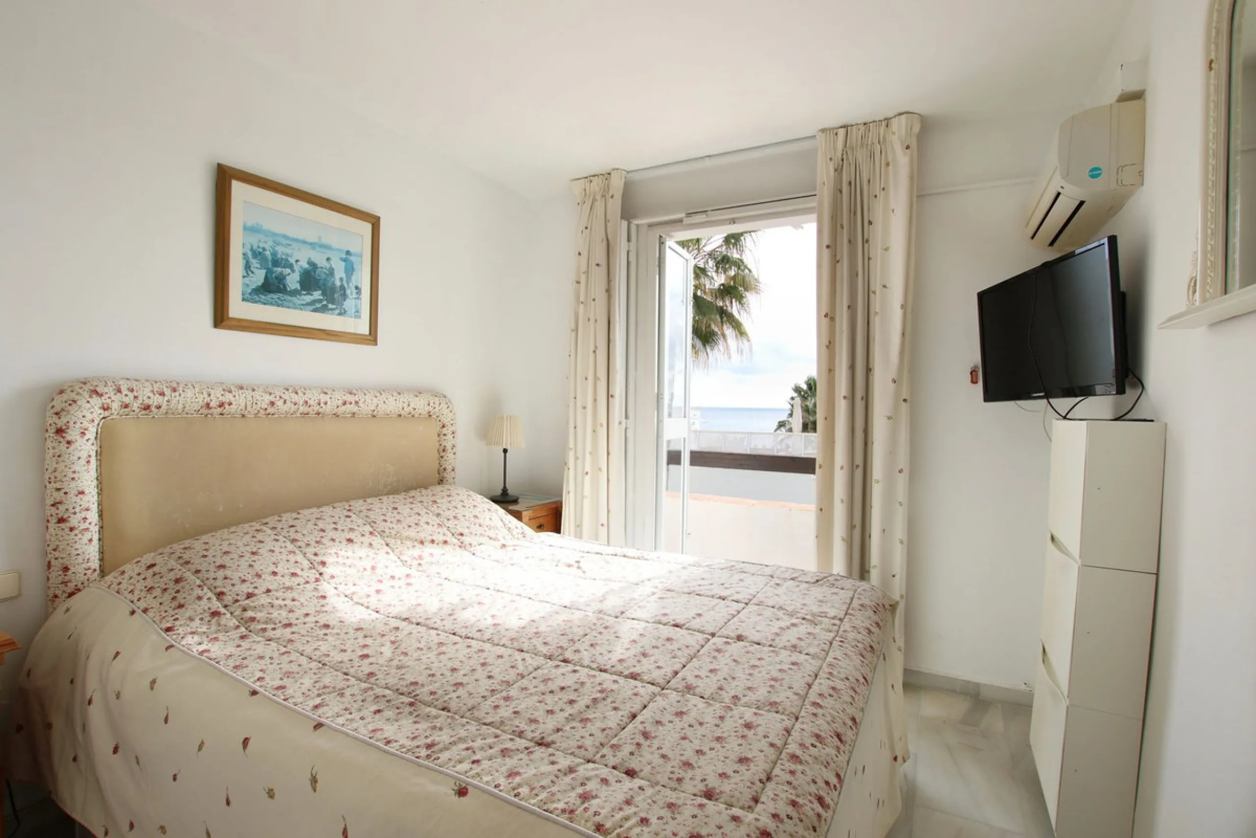 Corner penthouse for sale in one of the best beachfront developments in Mijas Costa, Calahonda. The apartment is on the first floor (no lift) and has 2 exterior bedrooms and 2 full bathrooms (with the possibility of easily converting it into 3 bedrooms), 