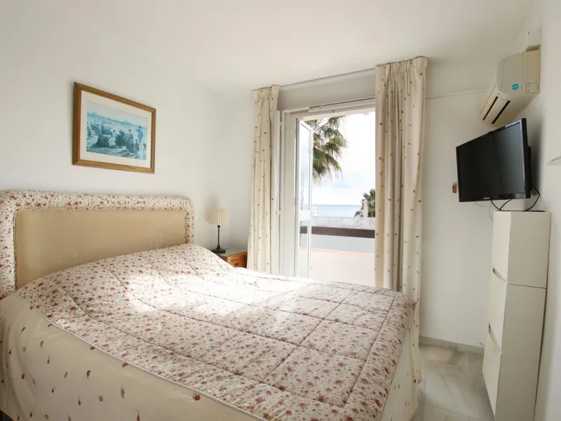 Corner penthouse for sale in one of the best beachfront developments in Mijas Costa, Calahonda. The apartment is on the first floor (no lift) and has 2 exterior bedrooms and 2 full bathrooms (with the possibility of easily converting it into 3 bedrooms), 