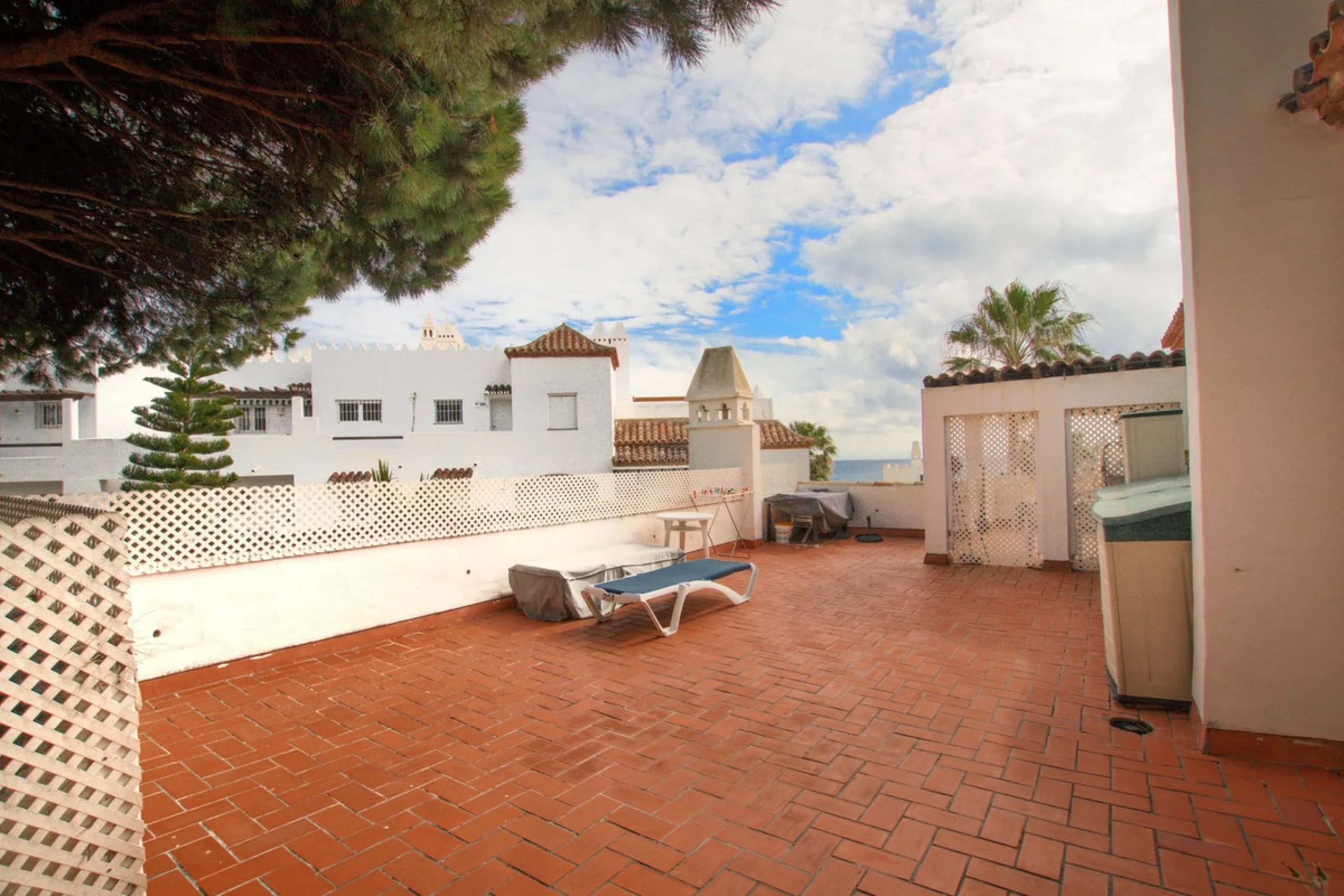 Corner penthouse for sale in one of the best beachfront developments in Mijas Costa, Calahonda. The apartment is on the first floor (no lift) and has 2 exterior bedrooms and 2 full bathrooms (with the possibility of easily converting it into 3 bedrooms), 