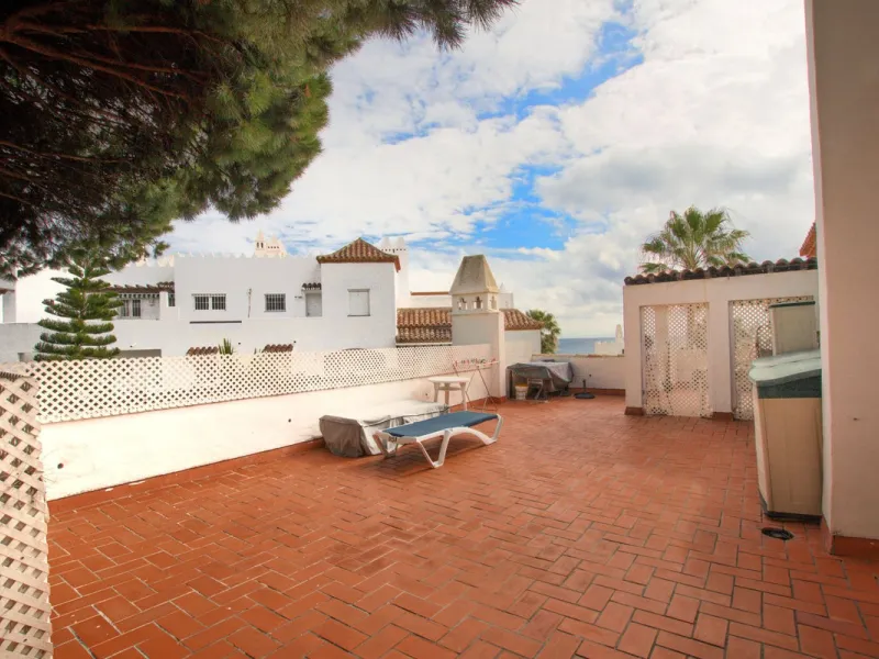 Corner penthouse for sale in one of the best beachfront developments in Mijas Costa, Calahonda. The apartment is on the first floor (no lift) and has 2 exterior bedrooms and 2 full bathrooms (with the possibility of easily converting it into 3 bedrooms), 