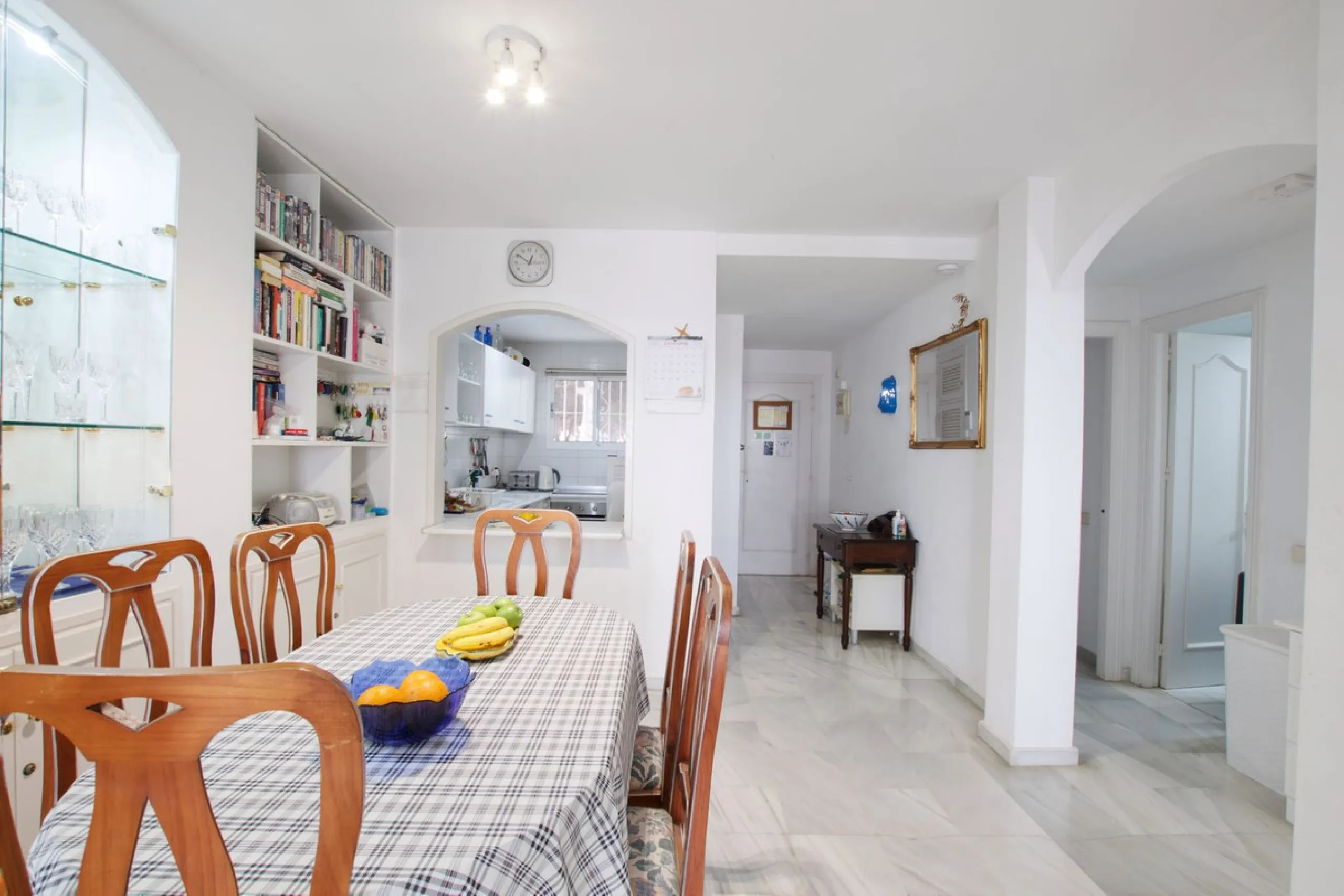 Corner penthouse for sale in one of the best beachfront developments in Mijas Costa, Calahonda. The apartment is on the first floor (no lift) and has 2 exterior bedrooms and 2 full bathrooms (with the possibility of easily converting it into 3 bedrooms), 