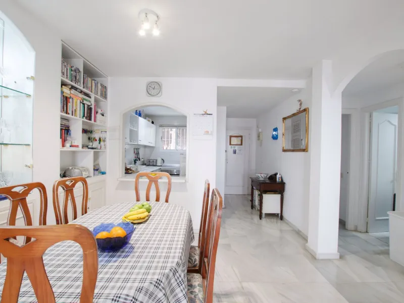 Corner penthouse for sale in one of the best beachfront developments in Mijas Costa, Calahonda. The apartment is on the first floor (no lift) and has 2 exterior bedrooms and 2 full bathrooms (with the possibility of easily converting it into 3 bedrooms), 