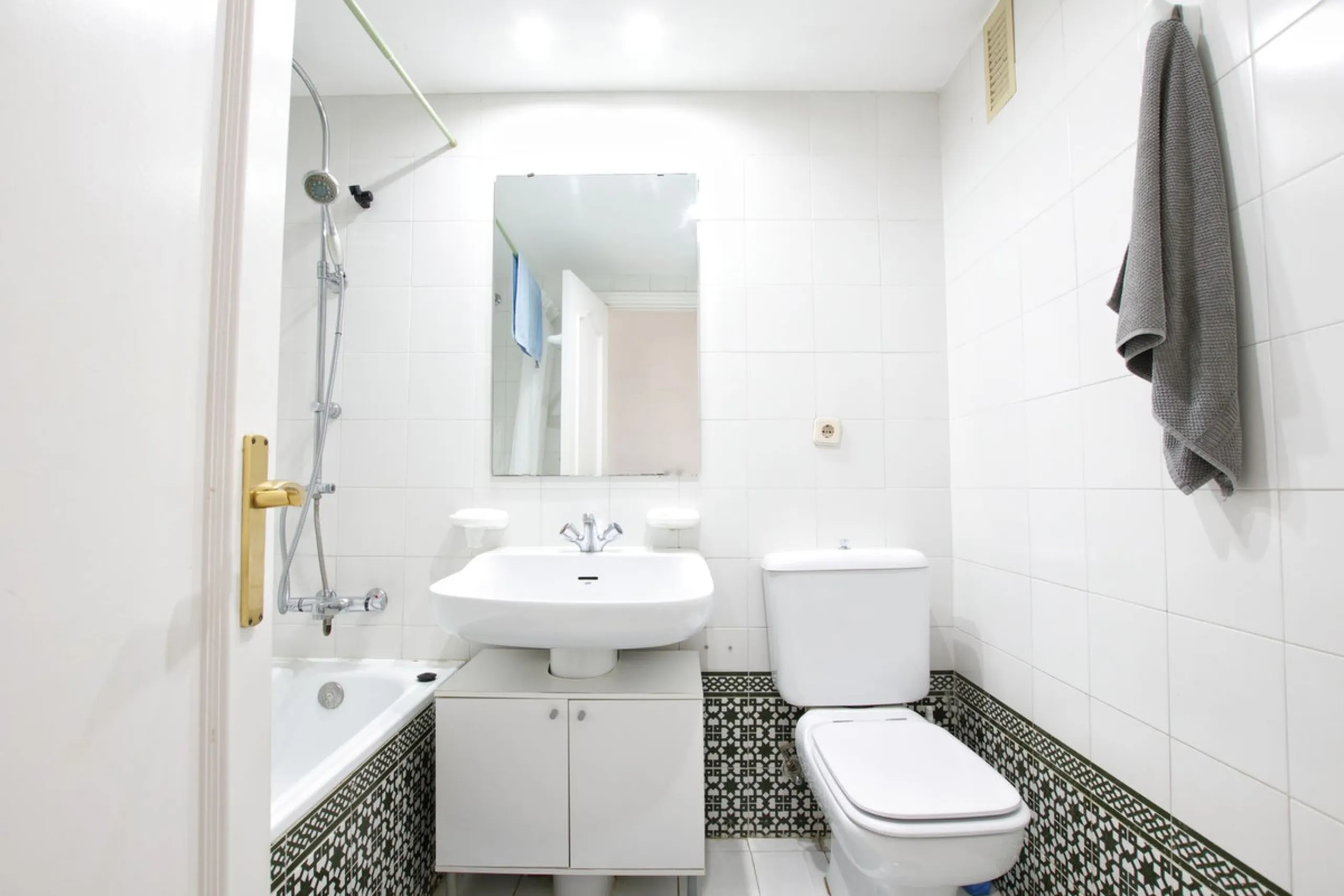 Corner penthouse for sale in one of the best beachfront developments in Mijas Costa, Calahonda. The apartment is on the first floor (no lift) and has 2 exterior bedrooms and 2 full bathrooms (with the possibility of easily converting it into 3 bedrooms), 