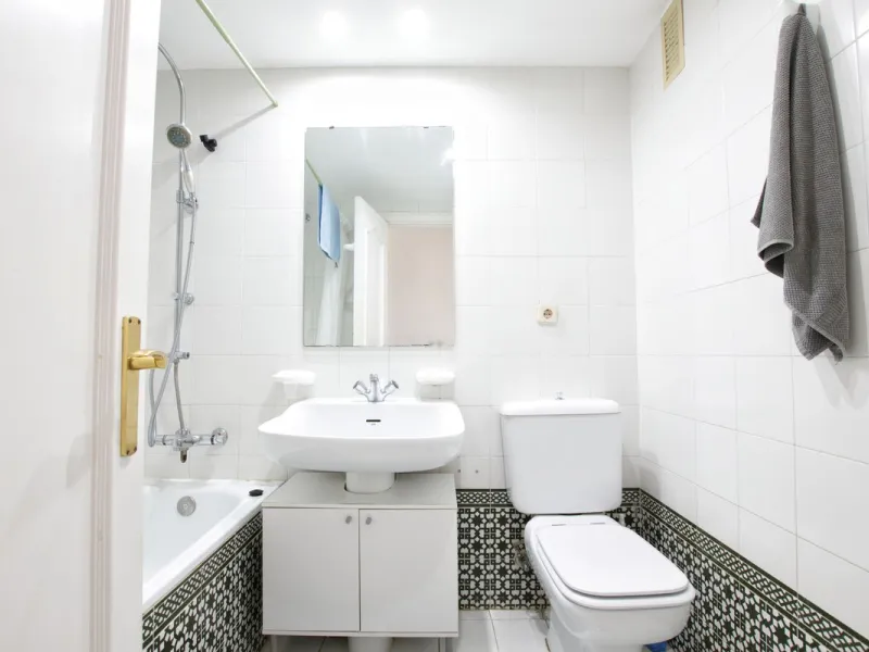 Corner penthouse for sale in one of the best beachfront developments in Mijas Costa, Calahonda. The apartment is on the first floor (no lift) and has 2 exterior bedrooms and 2 full bathrooms (with the possibility of easily converting it into 3 bedrooms), 
