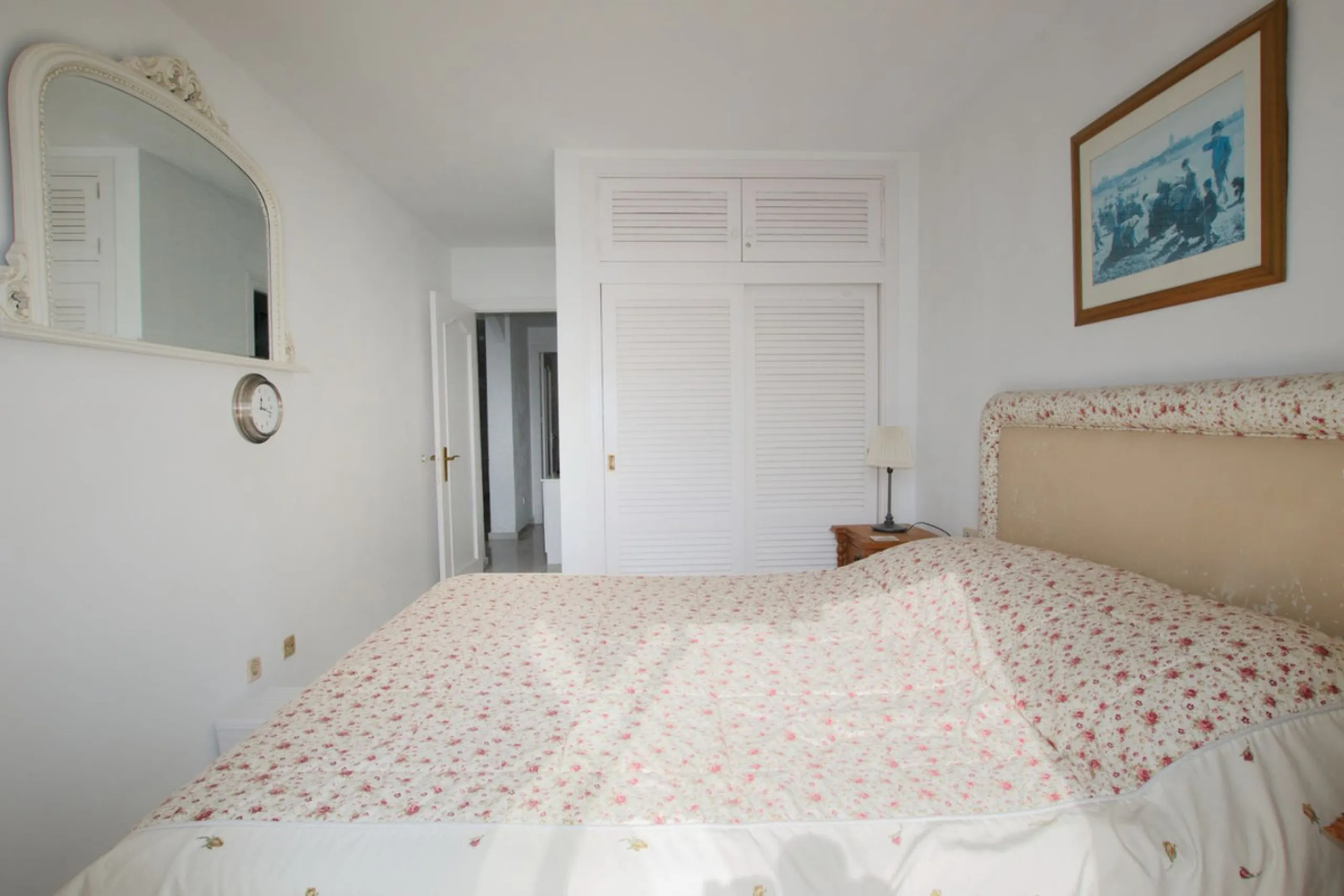 Corner penthouse for sale in one of the best beachfront developments in Mijas Costa, Calahonda. The apartment is on the first floor (no lift) and has 2 exterior bedrooms and 2 full bathrooms (with the possibility of easily converting it into 3 bedrooms), 
