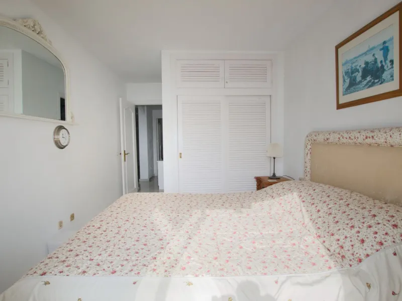 Corner penthouse for sale in one of the best beachfront developments in Mijas Costa, Calahonda. The apartment is on the first floor (no lift) and has 2 exterior bedrooms and 2 full bathrooms (with the possibility of easily converting it into 3 bedrooms), 