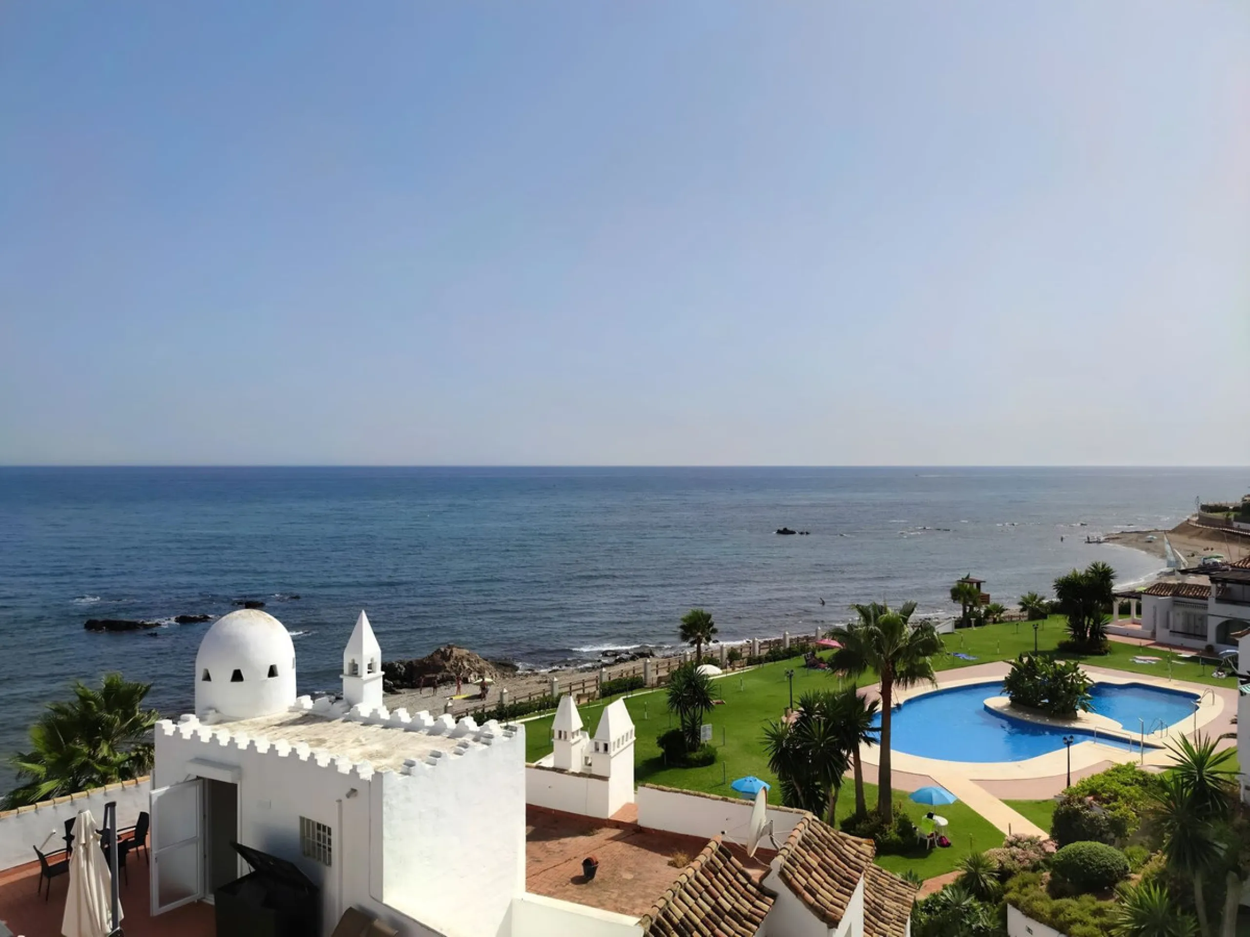 Corner penthouse for sale in one of the best beachfront developments in Mijas Costa, Calahonda. The apartment is on the first floor (no lift) and has 2 exterior bedrooms and 2 full bathrooms (with the possibility of easily converting it into 3 bedrooms), 