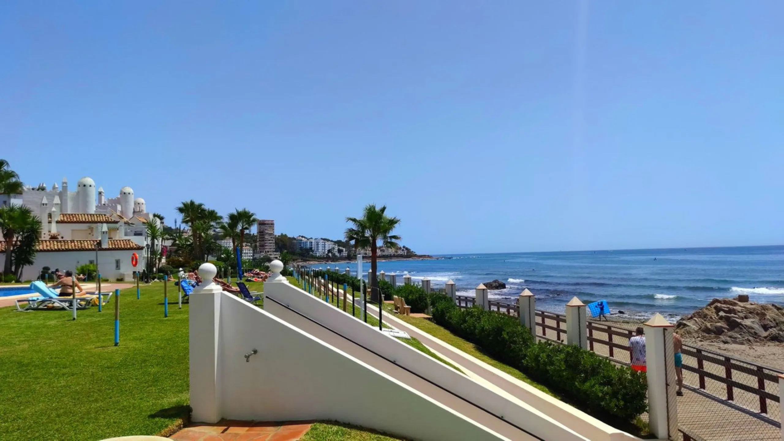Corner penthouse for sale in one of the best beachfront developments in Mijas Costa, Calahonda. The apartment is on the first floor (no lift) and has 2 exterior bedrooms and 2 full bathrooms (with the possibility of easily converting it into 3 bedrooms), 