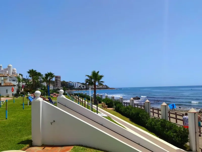 Corner penthouse for sale in one of the best beachfront developments in Mijas Costa, Calahonda. The apartment is on the first floor (no lift) and has 2 exterior bedrooms and 2 full bathrooms (with the possibility of easily converting it into 3 bedrooms), 