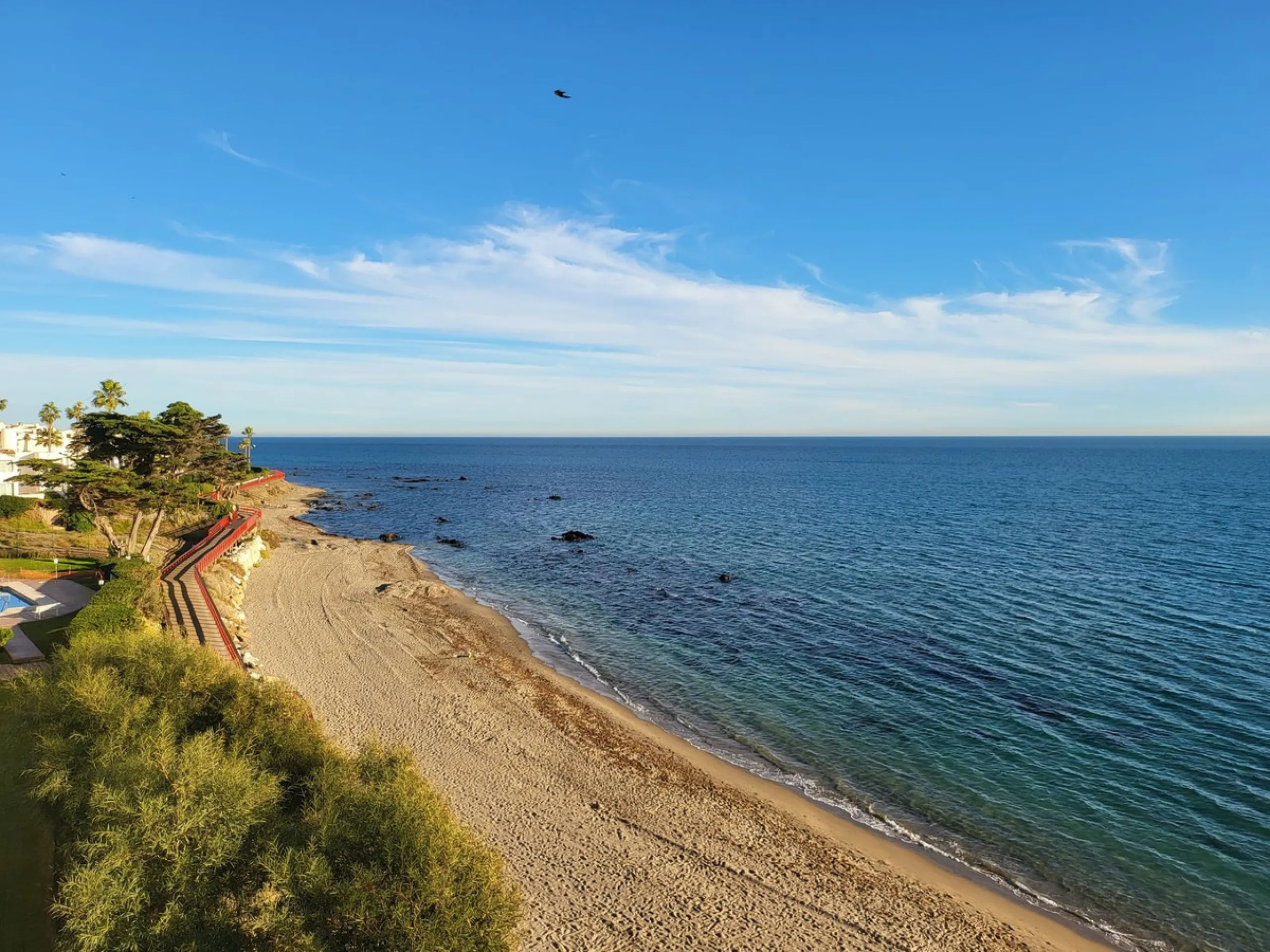 Corner penthouse for sale in one of the best beachfront developments in Mijas Costa, Calahonda. The apartment is on the first floor (no lift) and has 2 exterior bedrooms and 2 full bathrooms (with the possibility of easily converting it into 3 bedrooms), 