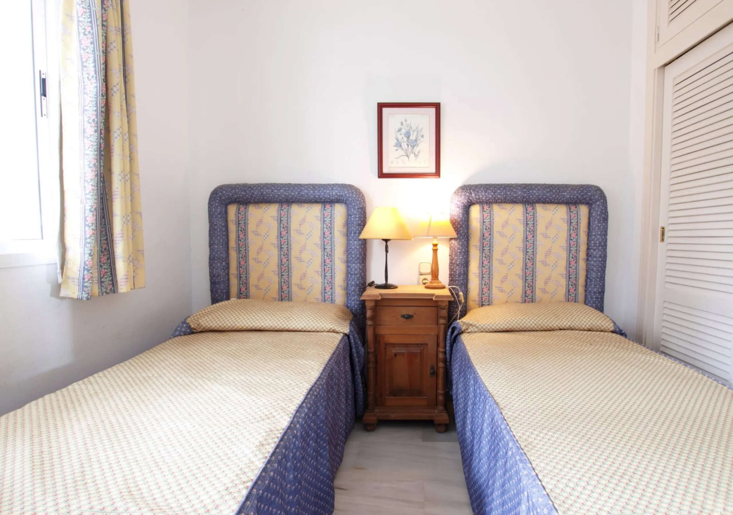 Corner penthouse for sale in one of the best beachfront developments in Mijas Costa, Calahonda. The apartment is on the first floor (no lift) and has 2 exterior bedrooms and 2 full bathrooms (with the possibility of easily converting it into 3 bedrooms), 