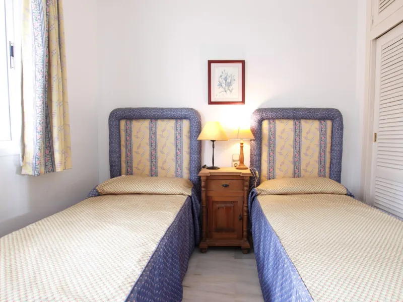 Corner penthouse for sale in one of the best beachfront developments in Mijas Costa, Calahonda. The apartment is on the first floor (no lift) and has 2 exterior bedrooms and 2 full bathrooms (with the possibility of easily converting it into 3 bedrooms), 