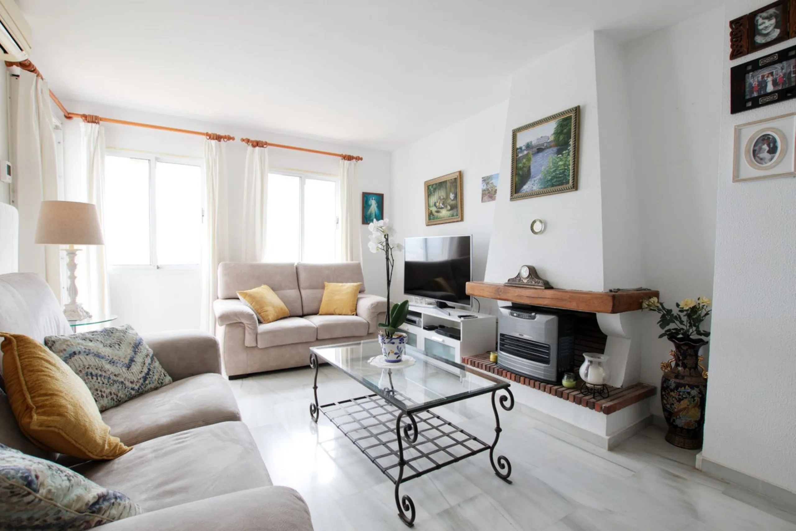 Corner penthouse for sale in one of the best beachfront developments in Mijas Costa, Calahonda. The apartment is on the first floor (no lift) and has 2 exterior bedrooms and 2 full bathrooms (with the possibility of easily converting it into 3 bedrooms), 