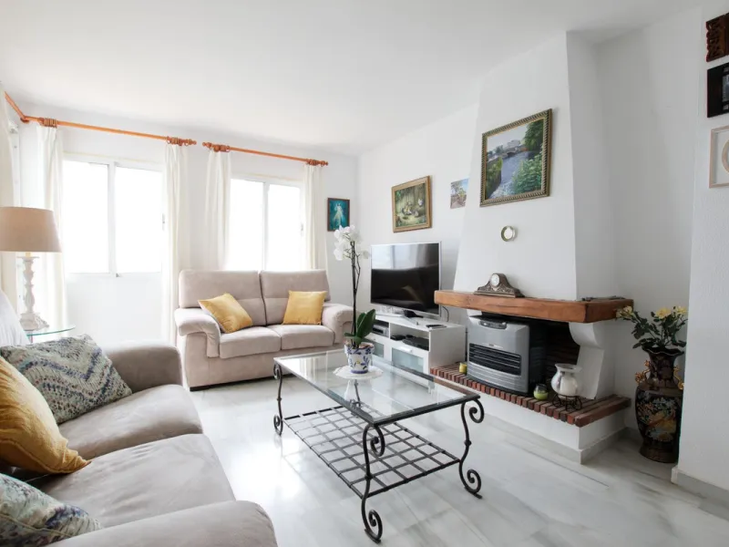 Corner penthouse for sale in one of the best beachfront developments in Mijas Costa, Calahonda. The apartment is on the first floor (no lift) and has 2 exterior bedrooms and 2 full bathrooms (with the possibility of easily converting it into 3 bedrooms), 