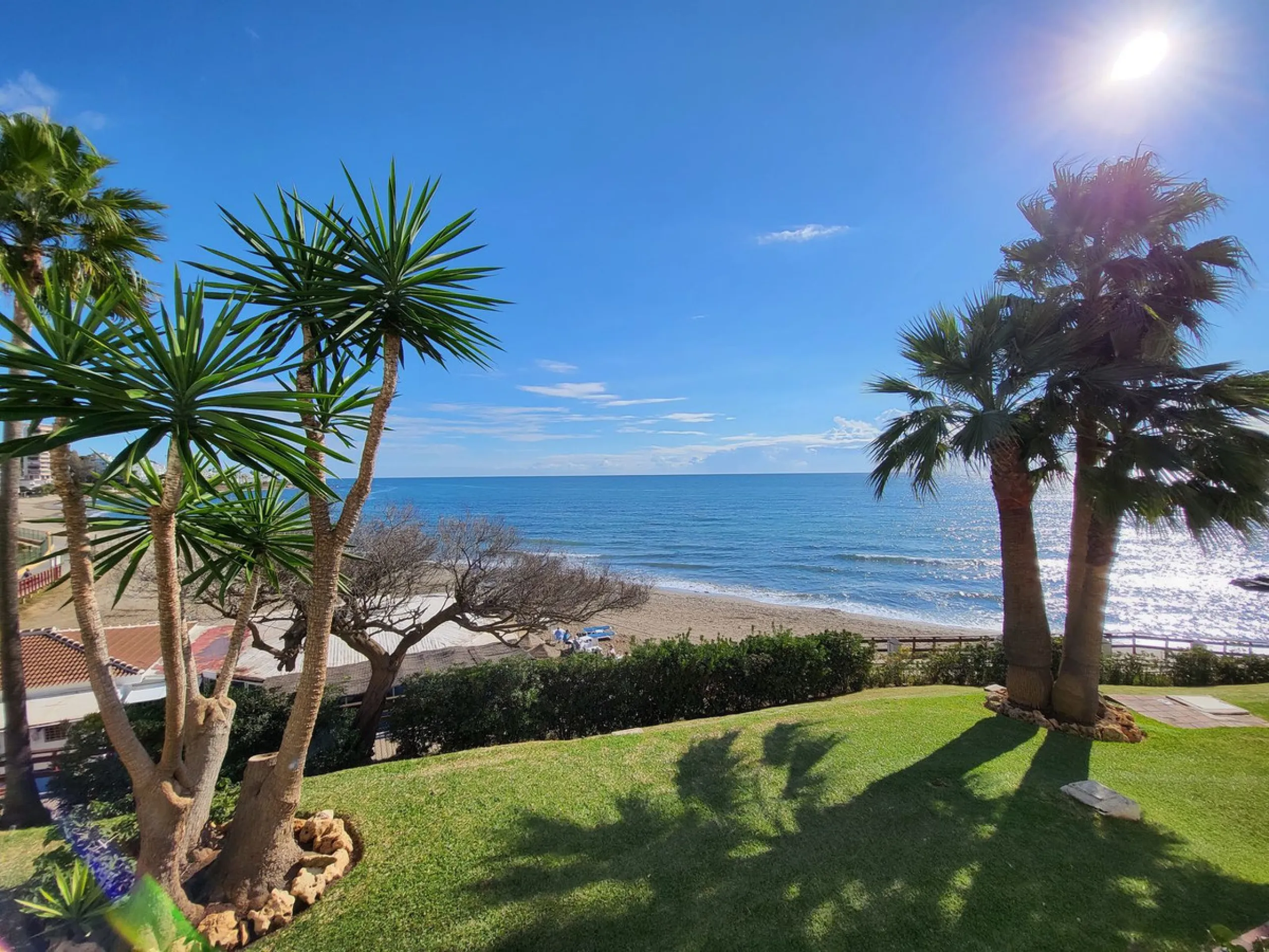 Corner penthouse for sale in one of the best beachfront developments in Mijas Costa, Calahonda. The apartment is on the first floor (no lift) and has 2 exterior bedrooms and 2 full bathrooms (with the possibility of easily converting it into 3 bedrooms), 