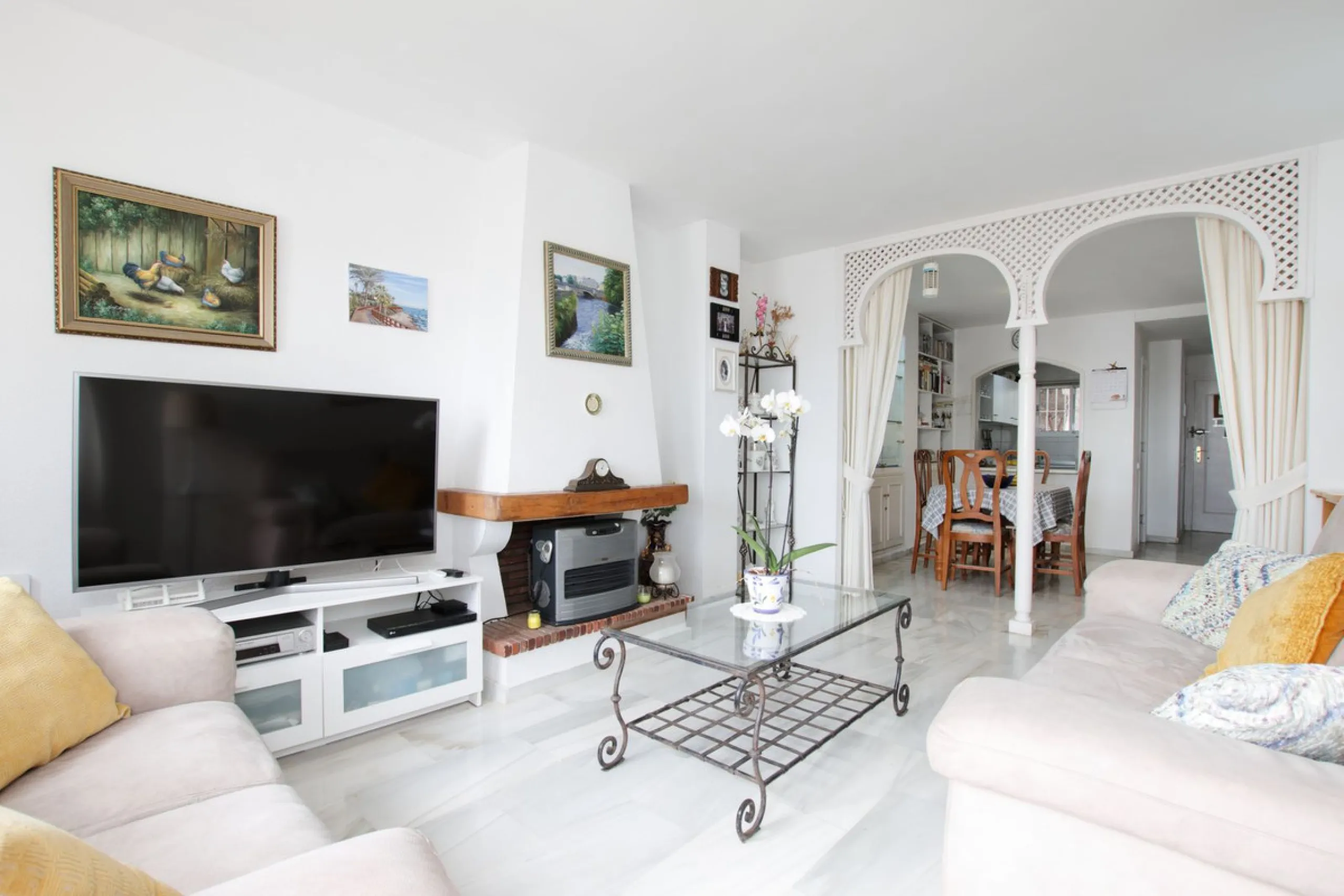 Corner penthouse for sale in one of the best beachfront developments in Mijas Costa, Calahonda. The apartment is on the first floor (no lift) and has 2 exterior bedrooms and 2 full bathrooms (with the possibility of easily converting it into 3 bedrooms), 