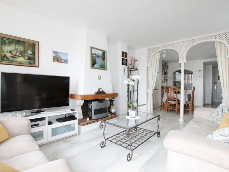 Corner penthouse for sale in one of the best beachfront developments in Mijas Costa, Calahonda. The apartment is on the first floor (no lift) and has 2 exterior bedrooms and 2 full bathrooms (with the possibility of easily converting it into 3 bedrooms), 