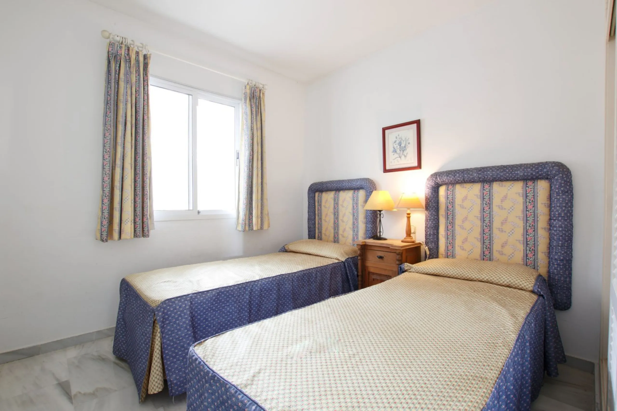 Corner penthouse for sale in one of the best beachfront developments in Mijas Costa, Calahonda. The apartment is on the first floor (no lift) and has 2 exterior bedrooms and 2 full bathrooms (with the possibility of easily converting it into 3 bedrooms), 