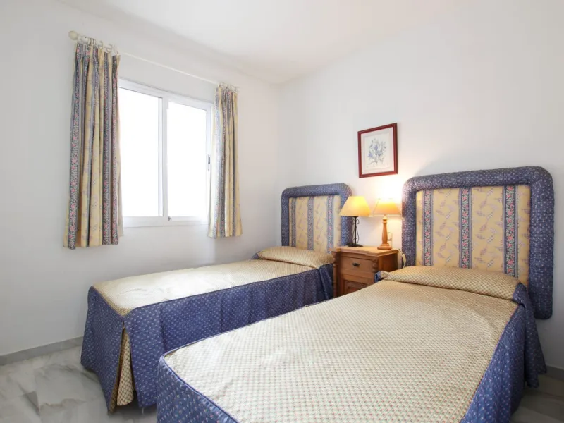 Corner penthouse for sale in one of the best beachfront developments in Mijas Costa, Calahonda. The apartment is on the first floor (no lift) and has 2 exterior bedrooms and 2 full bathrooms (with the possibility of easily converting it into 3 bedrooms), 