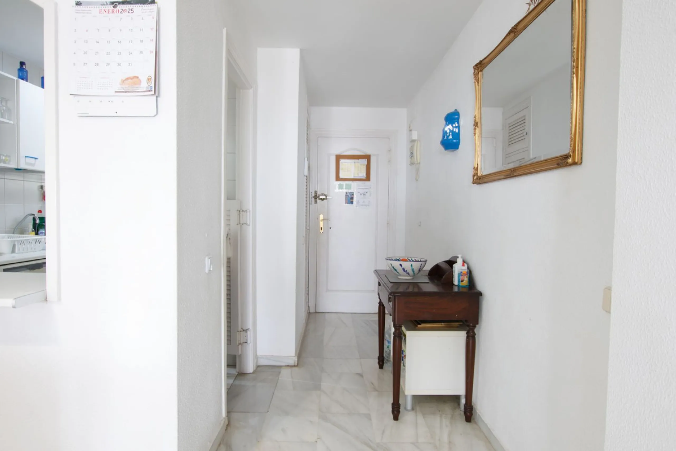Corner penthouse for sale in one of the best beachfront developments in Mijas Costa, Calahonda. The apartment is on the first floor (no lift) and has 2 exterior bedrooms and 2 full bathrooms (with the possibility of easily converting it into 3 bedrooms), 