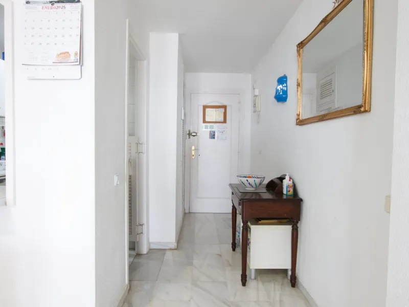 Corner penthouse for sale in one of the best beachfront developments in Mijas Costa, Calahonda. The apartment is on the first floor (no lift) and has 2 exterior bedrooms and 2 full bathrooms (with the possibility of easily converting it into 3 bedrooms), 