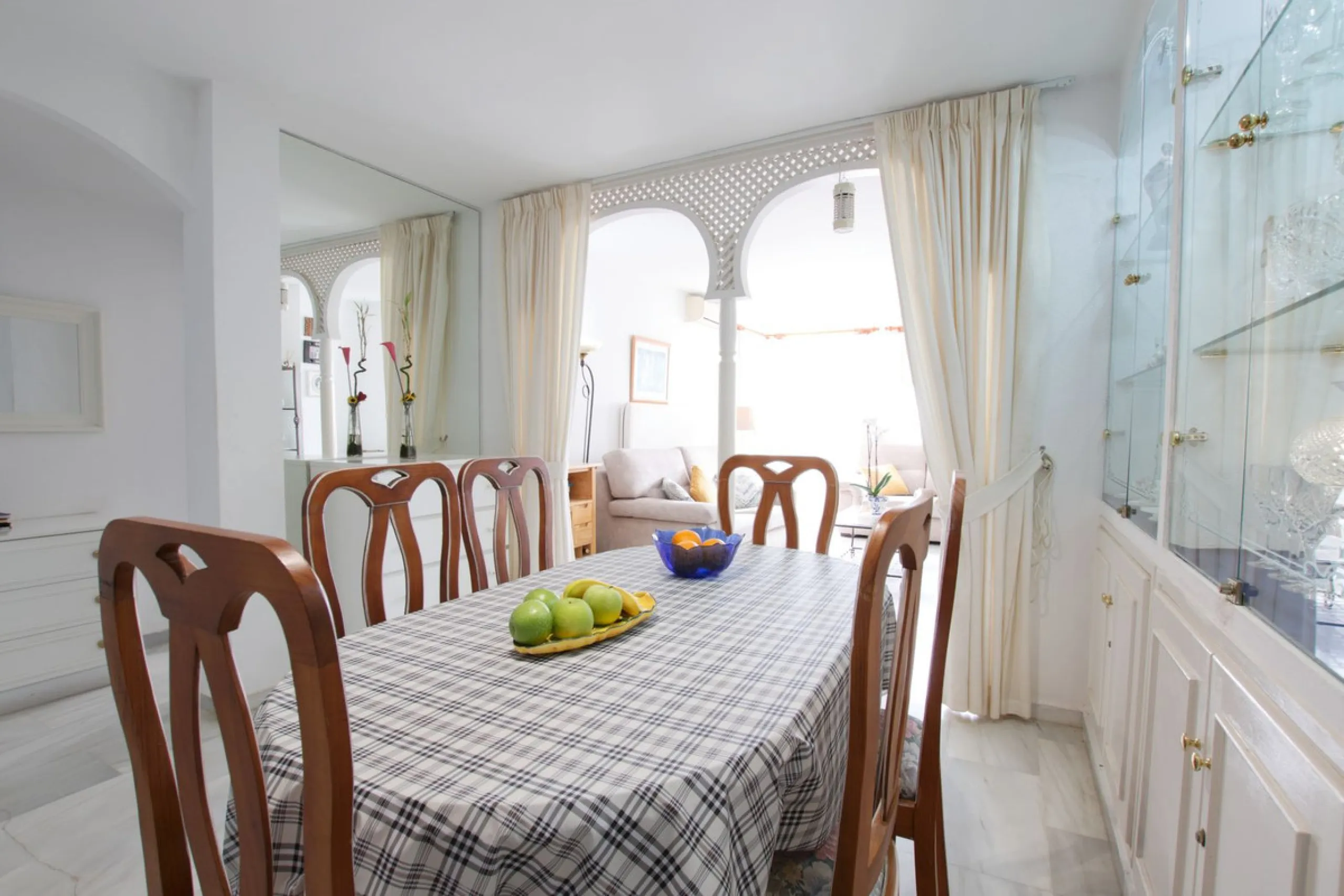 Corner penthouse for sale in one of the best beachfront developments in Mijas Costa, Calahonda. The apartment is on the first floor (no lift) and has 2 exterior bedrooms and 2 full bathrooms (with the possibility of easily converting it into 3 bedrooms), 