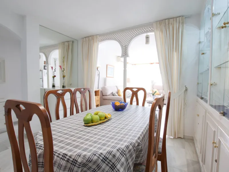 Corner penthouse for sale in one of the best beachfront developments in Mijas Costa, Calahonda. The apartment is on the first floor (no lift) and has 2 exterior bedrooms and 2 full bathrooms (with the possibility of easily converting it into 3 bedrooms), 