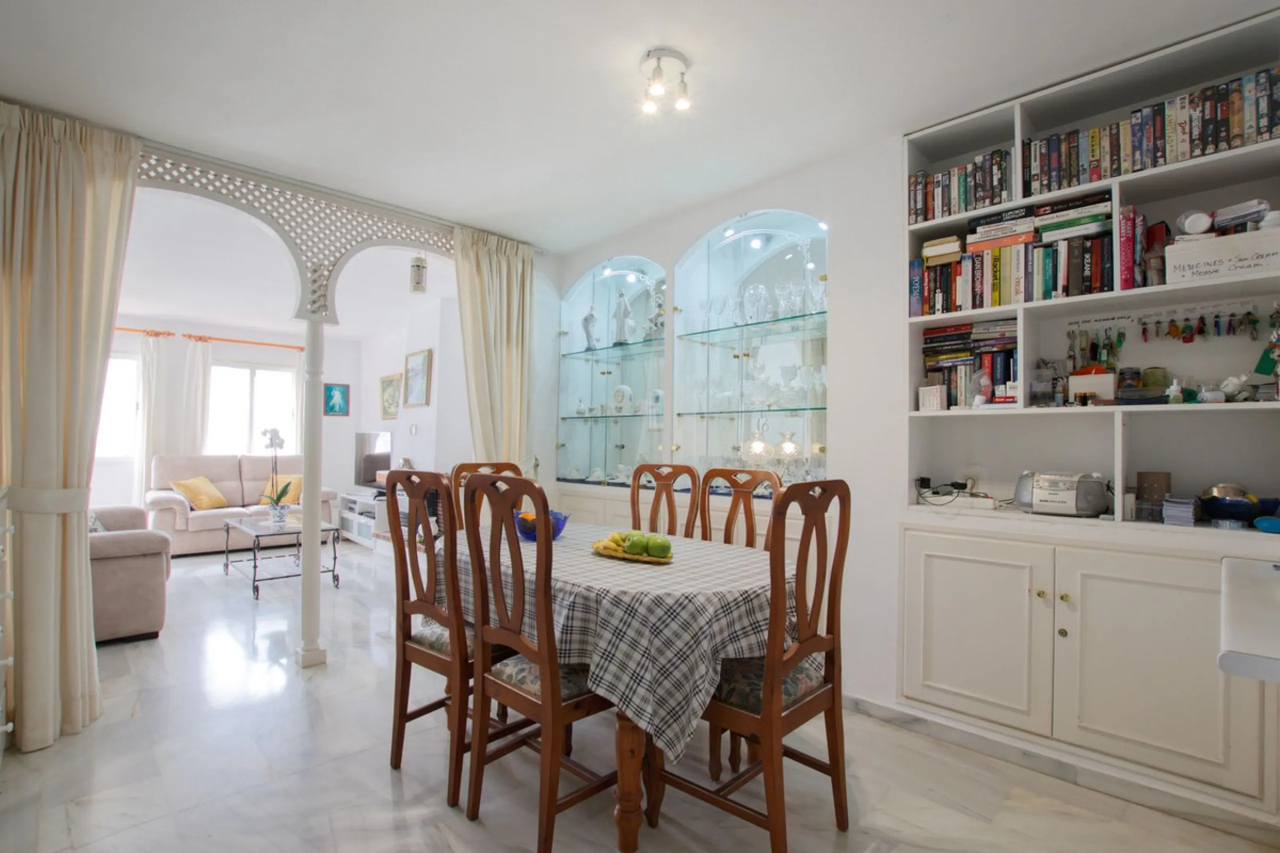 Corner penthouse for sale in one of the best beachfront developments in Mijas Costa, Calahonda. The apartment is on the first floor (no lift) and has 2 exterior bedrooms and 2 full bathrooms (with the possibility of easily converting it into 3 bedrooms), 