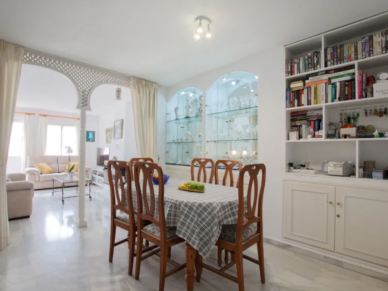 Corner penthouse for sale in one of the best beachfront developments in Mijas Costa, Calahonda. The apartment is on the first floor (no lift) and has 2 exterior bedrooms and 2 full bathrooms (with the possibility of easily converting it into 3 bedrooms), 