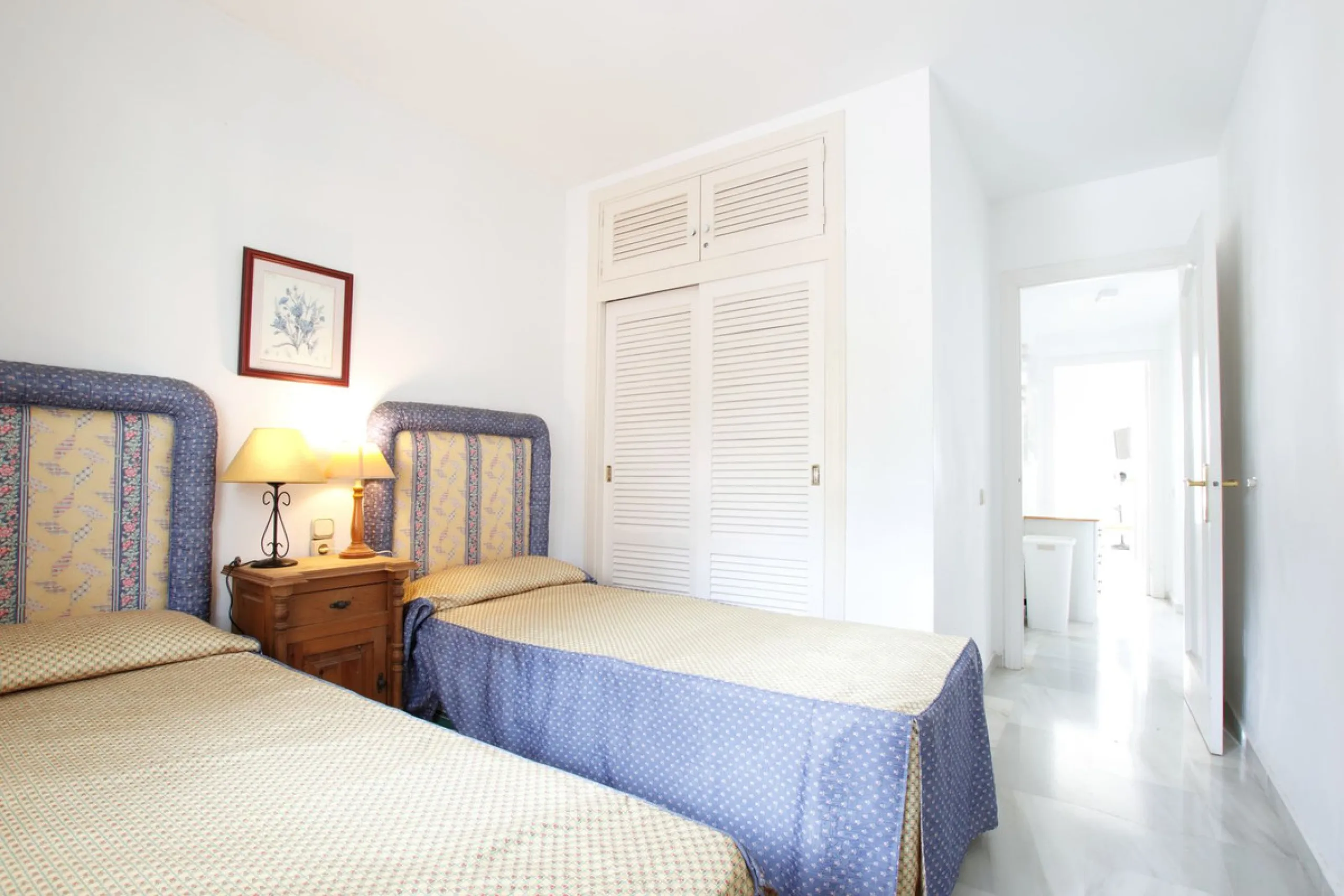 Corner penthouse for sale in one of the best beachfront developments in Mijas Costa, Calahonda. The apartment is on the first floor (no lift) and has 2 exterior bedrooms and 2 full bathrooms (with the possibility of easily converting it into 3 bedrooms), 