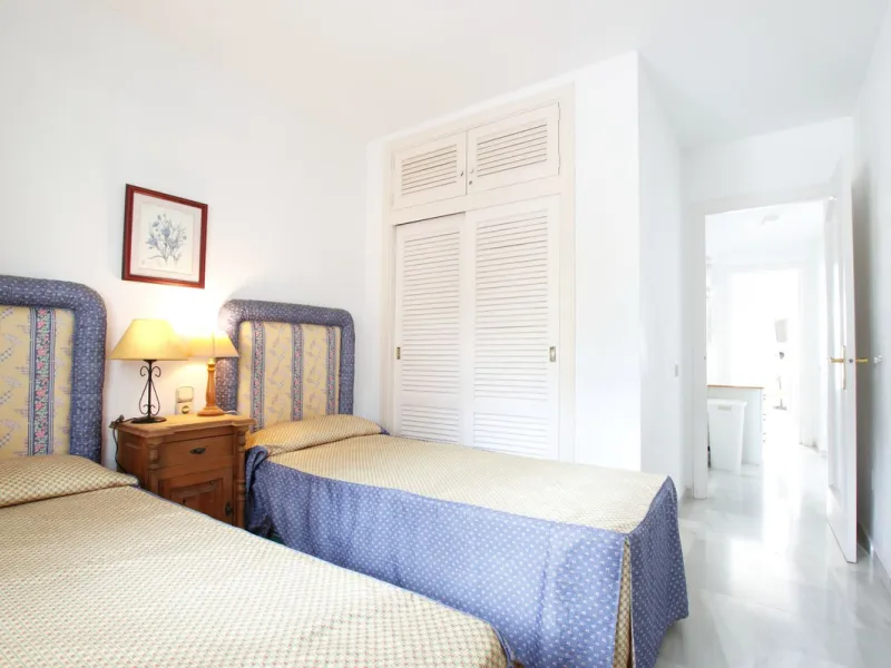 Corner penthouse for sale in one of the best beachfront developments in Mijas Costa, Calahonda. The apartment is on the first floor (no lift) and has 2 exterior bedrooms and 2 full bathrooms (with the possibility of easily converting it into 3 bedrooms), 