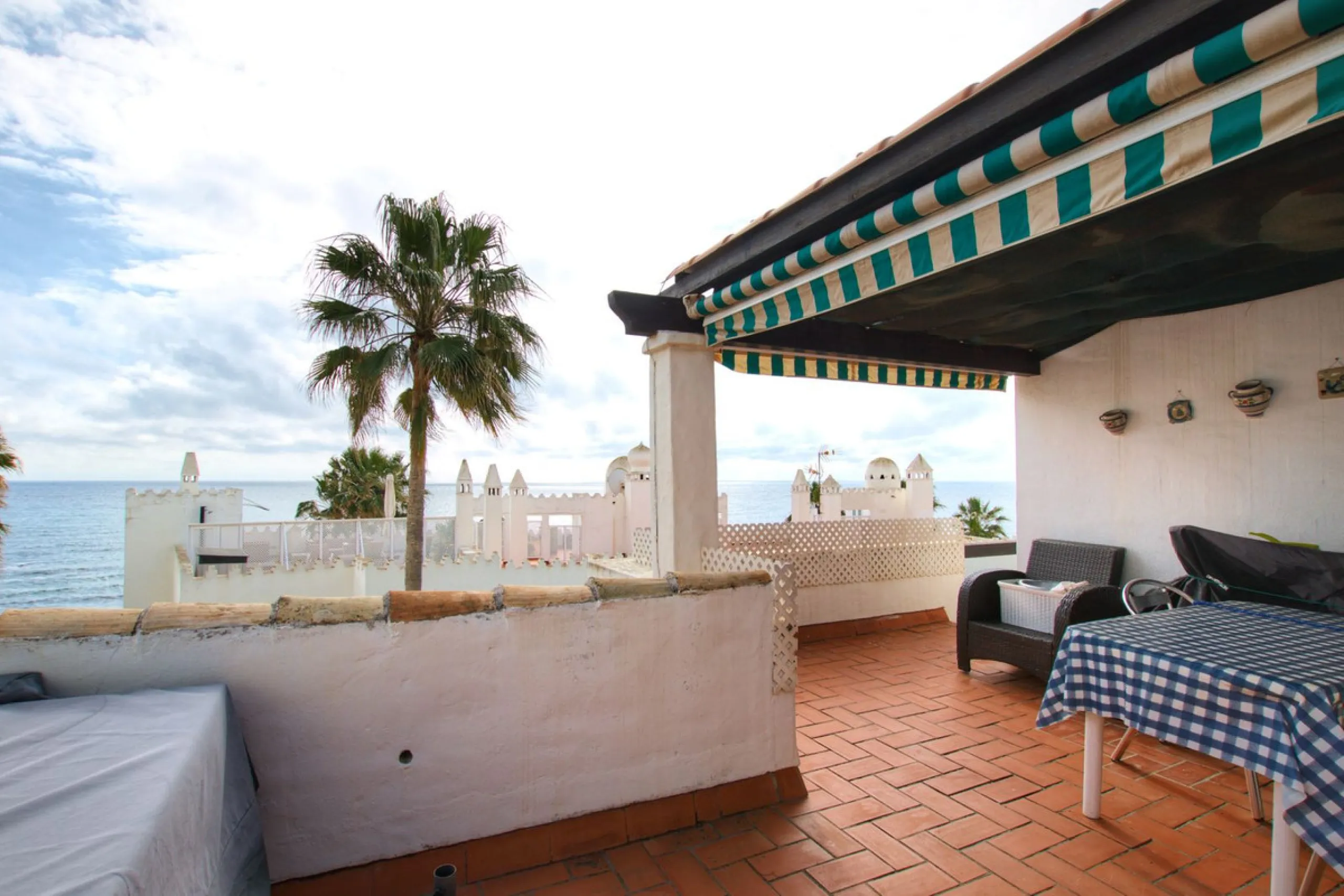 Corner penthouse for sale in one of the best beachfront developments in Mijas Costa, Calahonda. The apartment is on the first floor (no lift) and has 2 exterior bedrooms and 2 full bathrooms (with the possibility of easily converting it into 3 bedrooms), 