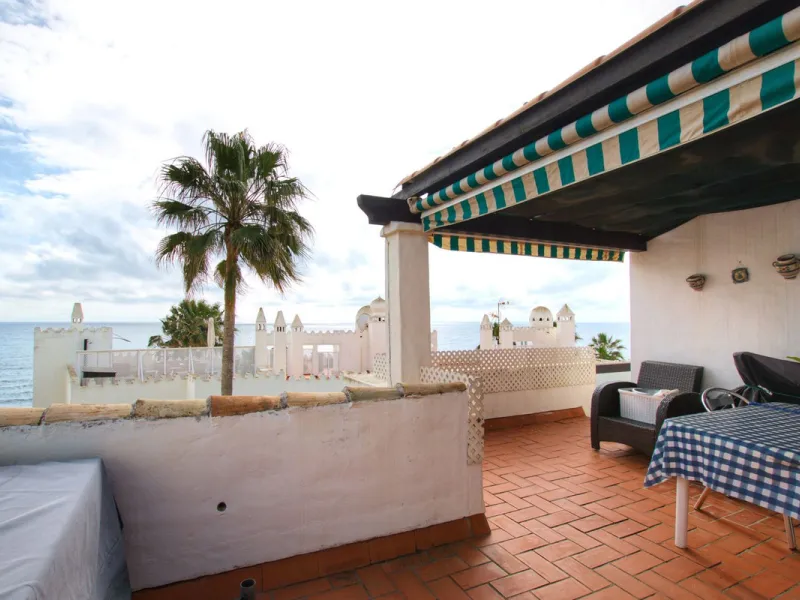 Corner penthouse for sale in one of the best beachfront developments in Mijas Costa, Calahonda. The apartment is on the first floor (no lift) and has 2 exterior bedrooms and 2 full bathrooms (with the possibility of easily converting it into 3 bedrooms), 